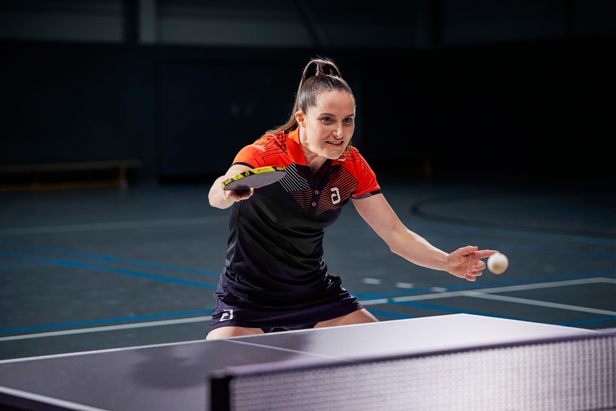 andro-Shirt-Avos-women-schwarz-rot-01-Action-301-021-207-72dpi